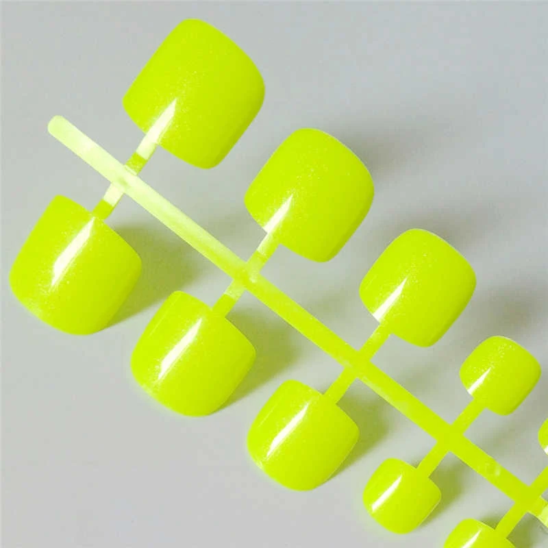 Heldergroene acrylnagels voor op de tenen, vierkant, om op te drukken voor een stralende en langdurige pedicure. — foto 2