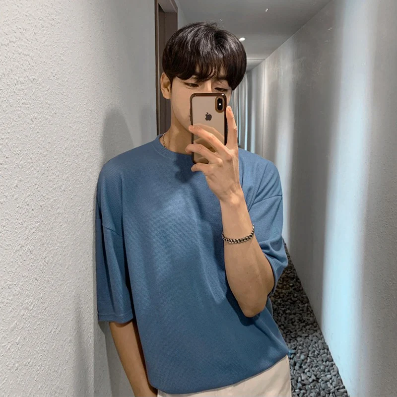 Camiseta top de algodão lisa com gola redonda e manga curta. Conforto e estilo para o seu dia a dia, perfeita para um visual casual e fresco. — foto 1