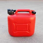 Roter, verdickter Kunststoff-Benzinkanister, sicher für Kraftstoff, robust und langlebig, ideal für Transport und Lagerung. — foto 9