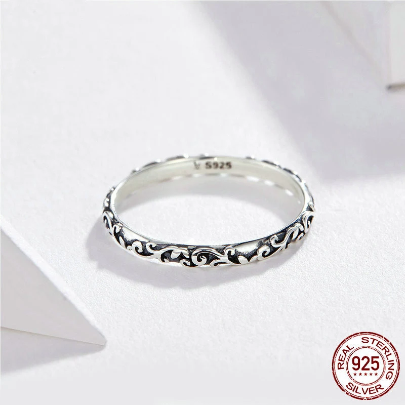 Anel vintage com padrões exclusivos, um acessório elegante para realçar seu estilo com detalhes antigos e um toque de sofisticação. — foto 1
