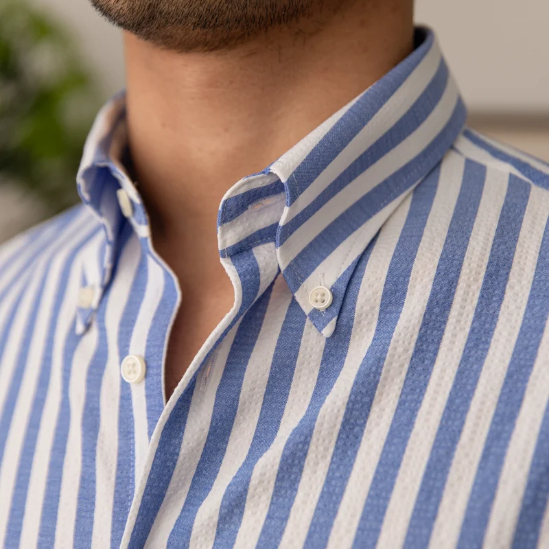 Camisa masculina de seersucker listrada, macia, respirável e com gola grande. Sem passar, conforto e elegância. — foto 2
