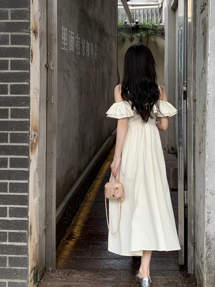 Witte off-shoulder jurk met ruches. Een elegante en luchtige zomerjurk die je schouders accentueert en een stijlvolle uitstraling geeft. — foto 3