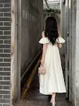Witte off-shoulder jurk met ruches. Een elegante en luchtige zomerjurk die je schouders accentueert en een stijlvolle uitstraling geeft. — foto 3