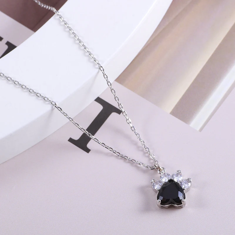 Pingente de coração doce com garra de urso brilhante e zircônia. Expresse seu amor com este colar charmoso e elegante. — foto 13