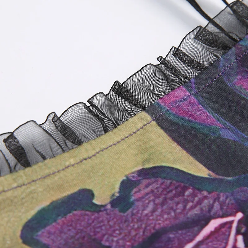 Title 19, Vintage bedrukte jarretel met kant onder tanktop
