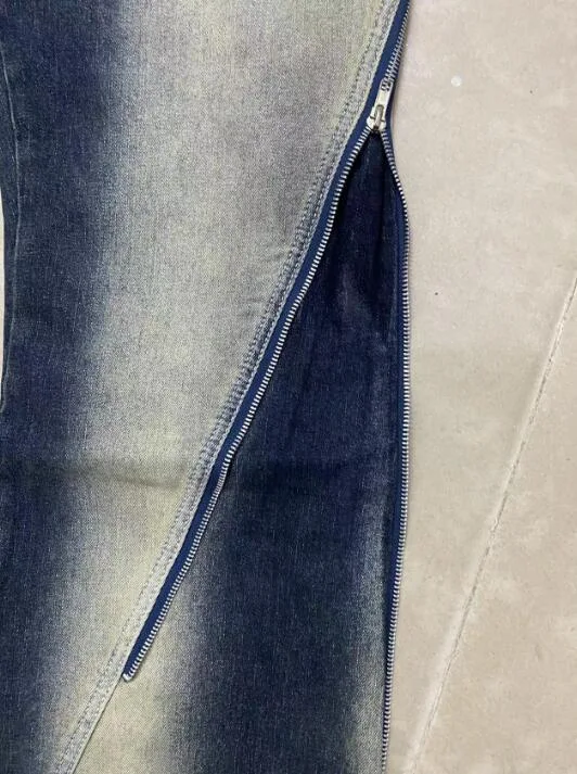 Trendy new loose wide-leg mop flared jeans. Comfortable and stylish jeans, perfect for a modern and relaxed look, ideal — photo 1