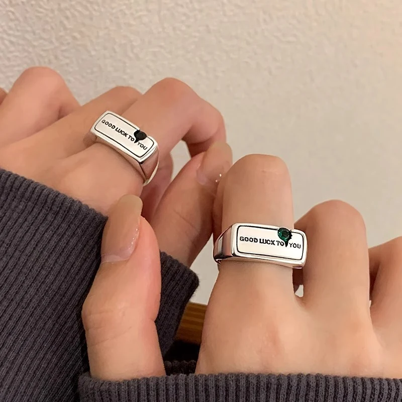Anel feminino com letras quadradas geométricas, um acessório de moda elegante e moderno que realça seu estilo com charme e sofisticação. — foto 1