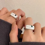 Anel feminino com letras quadradas geométricas, um acessório de moda elegante e moderno que realça seu estilo com charme e sofisticação. — foto 1