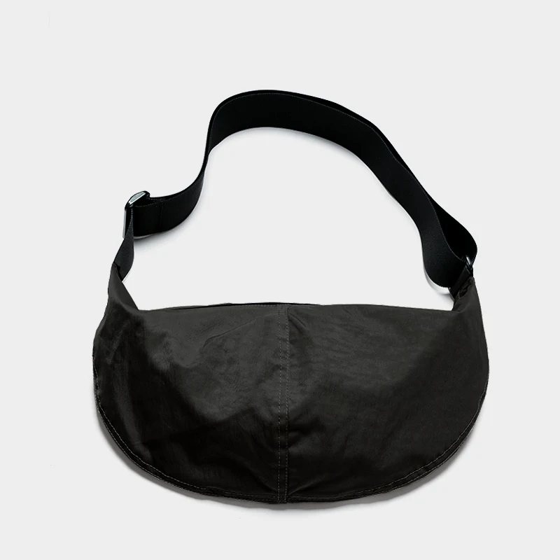 Bolsa dumpling cáqui unissex pequena, mesmo estilo, alças largas, ideal para uso diário, oferecendo conforto e estilo em qualquer ocasião. — foto 7