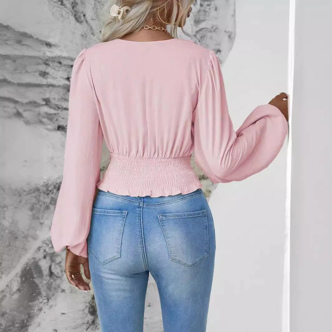 Blusa feminina manga longa com decote em V, cor sólida e detalhes plissados. Perfeita para um visual sofisticado e confortável. — foto 9