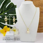 Conjunto de brincos e colar de pérolas Shell simples. Sofisticação atemporal para complementar seu visual com elegância e beleza. — foto 17