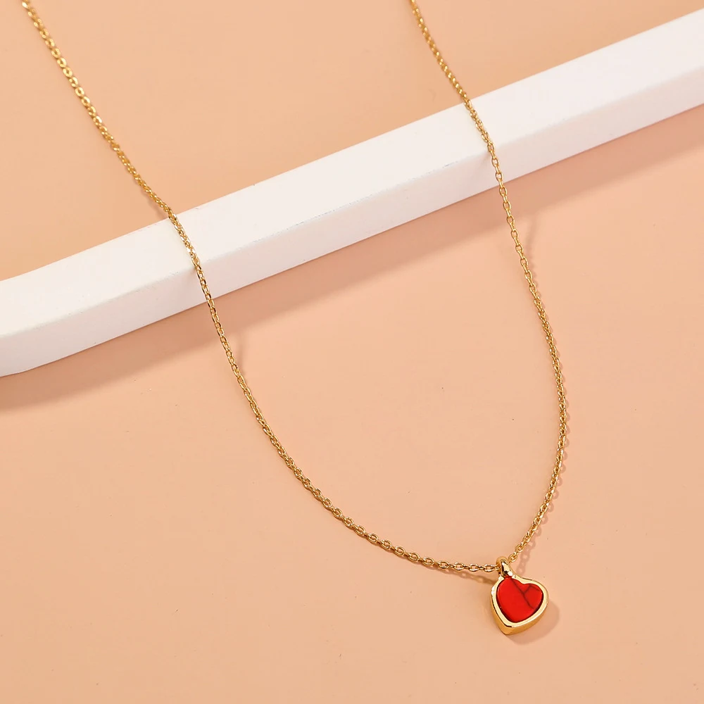 Colar com pingente de corrente de clavícula Coração Vermelho Joia romântica, acessório feminino delicado para uso diário ou presente especial. — foto 3