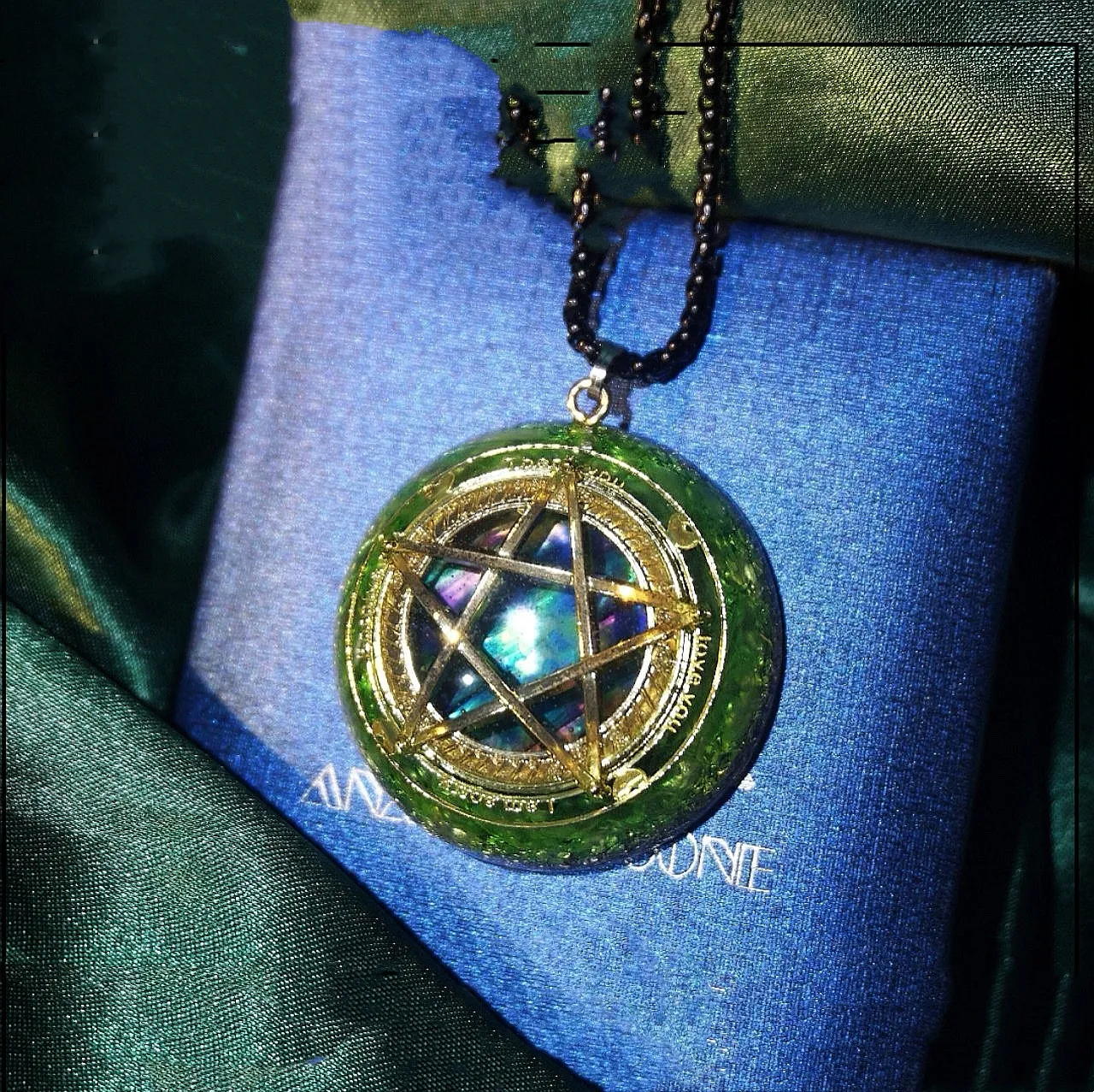 Colar com pingente de cristal pentagrama para homens e mulheres. Adicione um toque místico e elegante ao seu visual. Um acessório significativo. — foto 3