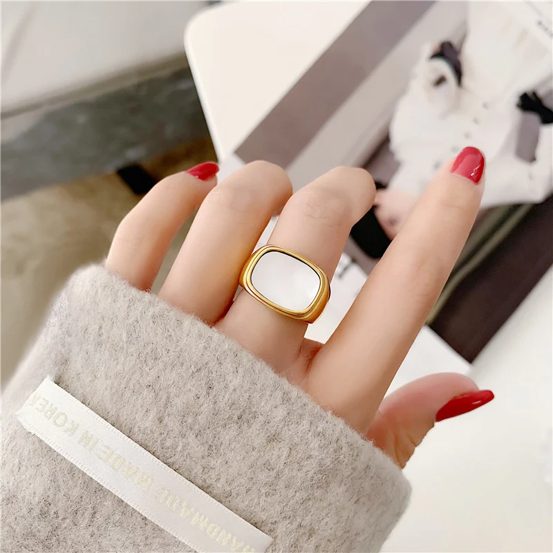 Anel Vintage Fritillary Shell 18K. Design clássico e elegante, perfeito para complementar seu visual e celebrar momentos especiais com sofisticação. — foto 3