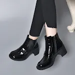 Dr Martens čizme sa debelom štiklom, kvadratnom kopčom i srednjom petom za udobnost i stil. — foto 7