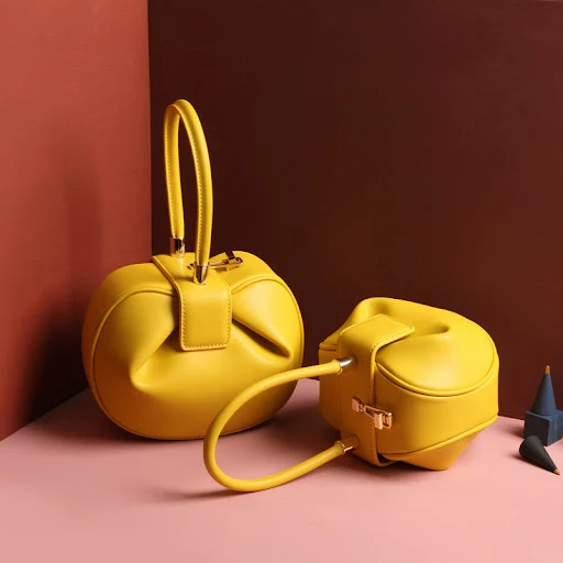 Title 8, Bolsa feminina de couro estilo "dumpling", um a...