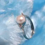Anel feminino de pérola de água doce com strass, um acessório fashion que adiciona um toque de sofisticação e beleza. — foto 3