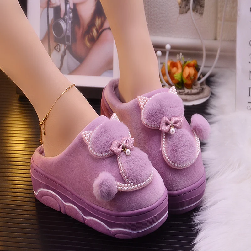 Damesschoenen met dikke zool en bont. Warme en stijlvolle schoenen voor de winter. Geniet van comfort en mode met deze trendy laarzen. — foto 4