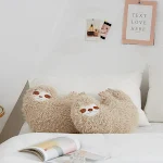 Almofada de sofá de bicho-preguiça com expressões criativas e fofas, perfeita para o quarto. Conforto e decoração adoráveis. — foto 3