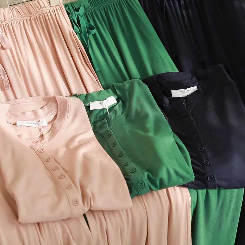 Conjunto feminino de calças e cardigan curto com manga curta e gola redonda. Perfeito para um visual casual, confortável e elegante no dia a dia. — foto 6