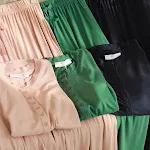 Conjunto feminino de calças e cardigan curto com manga curta e gola redonda. Perfeito para um visual casual, confortável e elegante no dia a dia. — foto 6
