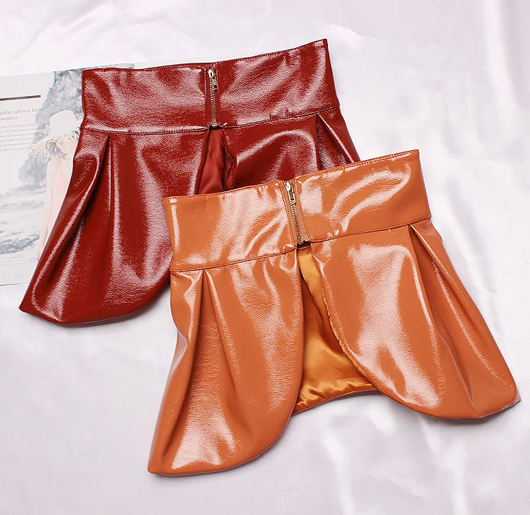 Saia grande com babados, couro envernizado, formato côncavo, ideal para passarela. Elegância e destaque garantidos em eventos. — foto 2