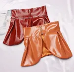 Saia grande com babados, couro envernizado, formato côncavo, ideal para passarela. Elegância e destaque garantidos em eventos. — foto 2