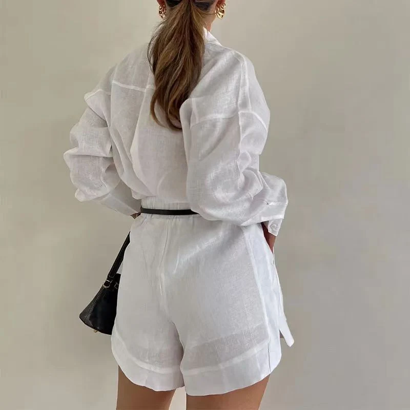 Completo corto da donna, pantaloni e blazer a maniche lunghe, perfetto per un look elegante e alla moda, ideale per il lavoro o per il tempo libero. — foto 4