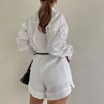 Completo corto da donna, pantaloni e blazer a maniche lunghe, perfetto per un look elegante e alla moda, ideale per il lavoro o per il tempo libero. — foto 4