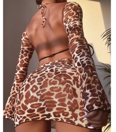 Bikini de leopardo con abertura, ideal para lucir un look atrevido y sensual en la playa o piscina. Disfruta del verano con estilo y comodidad. — foto 1