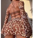 Bikini de leopardo con abertura, ideal para lucir un look atrevido y sensual en la playa o piscina. Disfruta del verano con estilo y comodidad. — foto 1