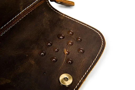 Title 8, Bolsa mini tipo travesseiro com design cilíndri...