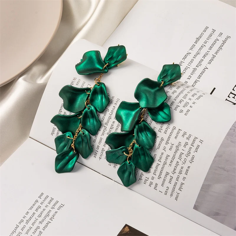 Brincos longos vintage vermelho azul com pétalas e folhas, um acessório charmoso para adicionar um toque de elegância e estilo a qualquer look. — foto 9