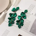 Brincos longos vintage vermelho azul com pétalas e folhas, um acessório charmoso para adicionar um toque de elegância e estilo a qualquer look. — foto 9