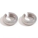Brincos simples personalizados em aço inoxidável. Adicione seu toque pessoal! Duráveis, hipoalergênicos e perfeitos para uso diário. Um presente ideal. — foto 9