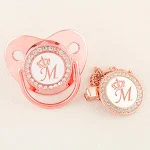 Chupeta com letra de coroa ouro rosa, acalma e personaliza. Silicone macio e seguro para bebês. Design elegante. Perfeita para recém-nascidos. — foto 6