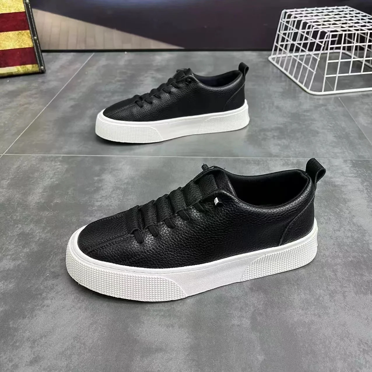 Scarpe sportive e tempo libero minimaliste basse da uomo. Comode, leggere e perfette per attività sportive e uso quotidiano casual. — foto 5