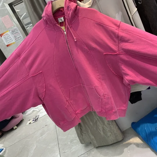 Moletom com zíper, estilo solto, capuz e lavagem, com costura aparente, design casual e confortável, ideal para o dia a dia. — foto 5