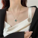 Colar feminino com pingente de flor de quatro folhas verde da sorte. Acessório de moda com design embutido, ideal para presentear ou usar no dia a dia. — foto 4