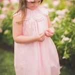 Vestido princesa infantil de algodão com smocking para bebês meninas. Roupa charmosa e confortável, ideal para festas e uso diário. — foto 7