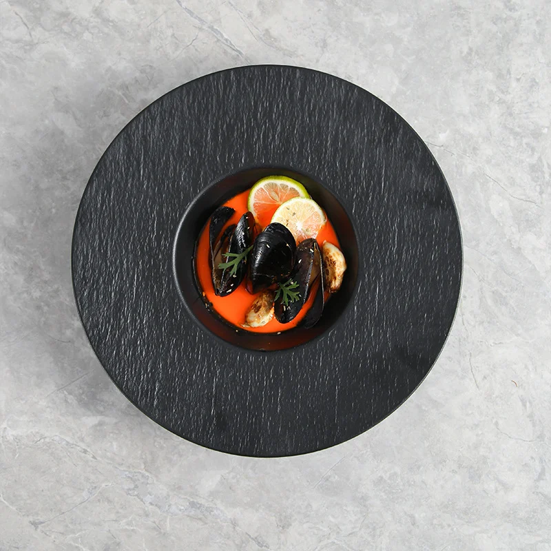 Prato de cerâmica fosca com borda larga e design criativo, estilo ocidental, ideal para servir refeições com sofisticação e elegância. — foto 9