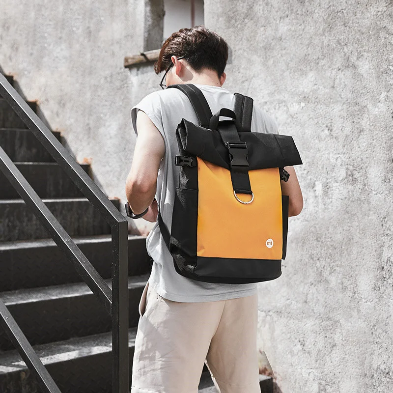 Mochila masculina fashion com cores contrastantes, design moderno e funcional para uso diário, ideal para carregar seus pertences com estilo. — foto 4