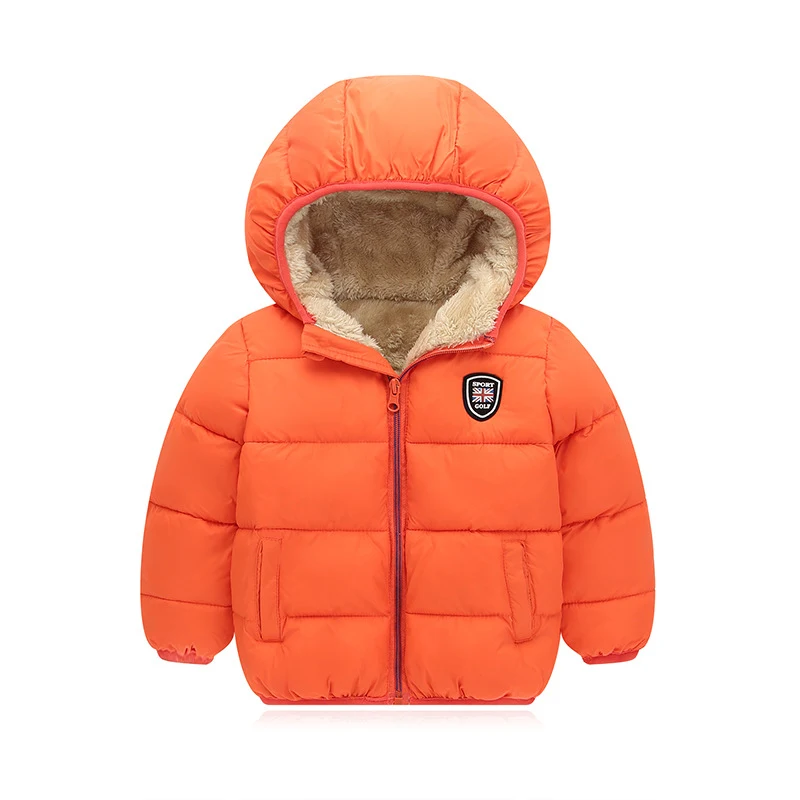 Jaqueta infantil com capuz e enchimento de plumas para aquecer no inverno. Conforto e proteção contra o frio, ideal para brincar ao ar livre. — foto 6