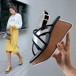 Sandalias transparentes de mujer con tiras cruzadas, elegantes y frescas para el verano. Perfectas para cualquier ocasión, cómodas y modernas. — foto 4