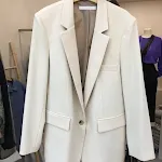 Nova Jaqueta Branca Simples Temperamento Feminina, Ideal para Trabalho e Lazer, Design Elegante e Versátil, Conforto e Estilo em Uma Peça. — foto 1