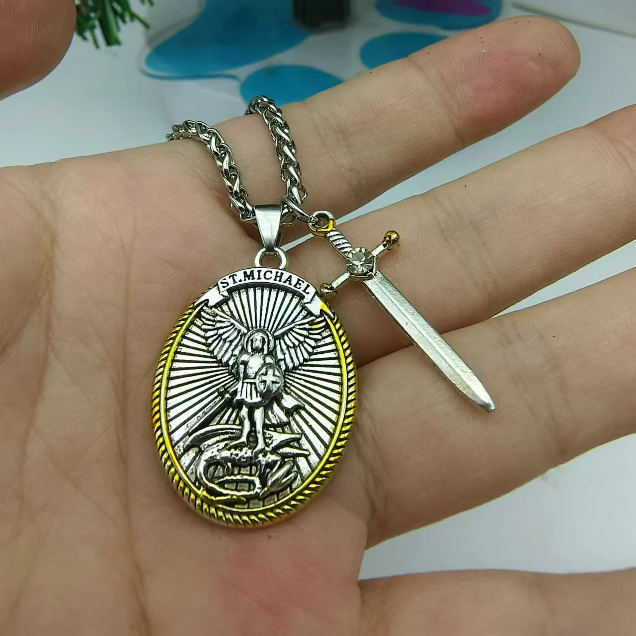 Colar Masculino Decorativo com Pingente Vintage Joia Elegante Acessório de Moda para Homens Estilo Clássico Charme Retro — foto 1