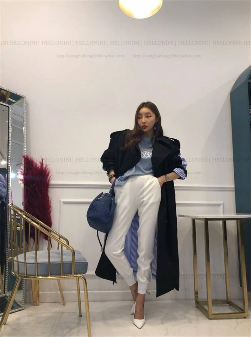 Trench coat listrado com lapela e gravata, elegante e versátil. Ideal para um visual sofisticado, perfeito para qualquer ocasião e estação do ano. — foto 26