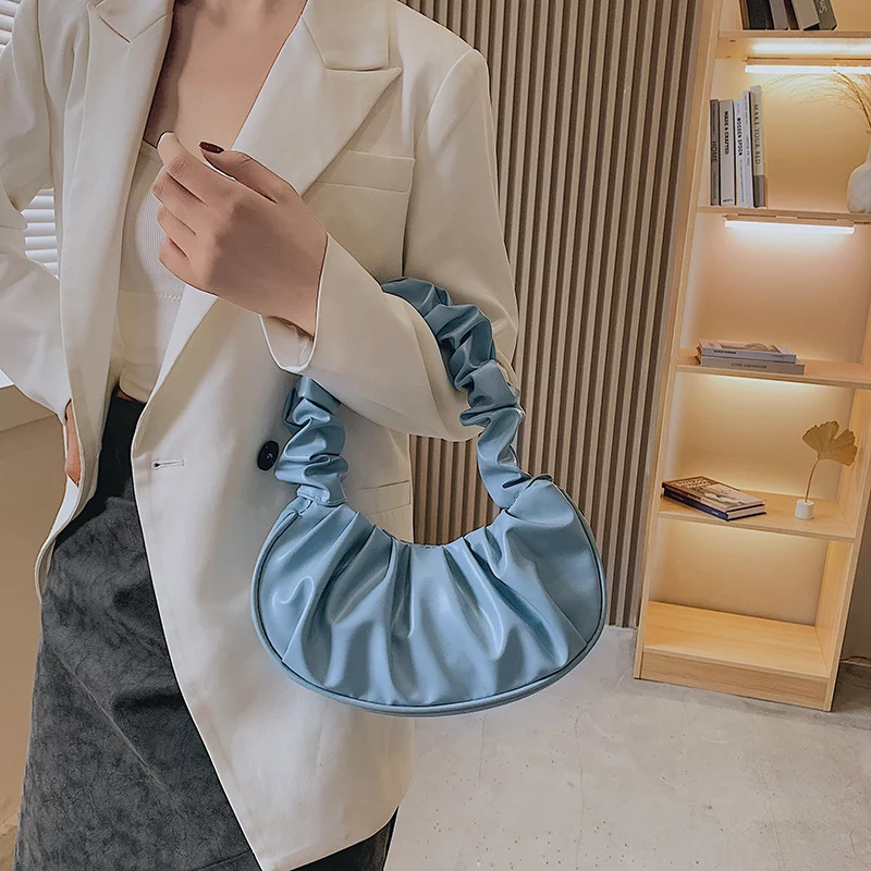 Bolsa de ombro doce e simples com pregas em nuvem de cor pura, leve e charmosa, perfeita para o dia a dia, combine com seus looks favoritos. — foto 21
