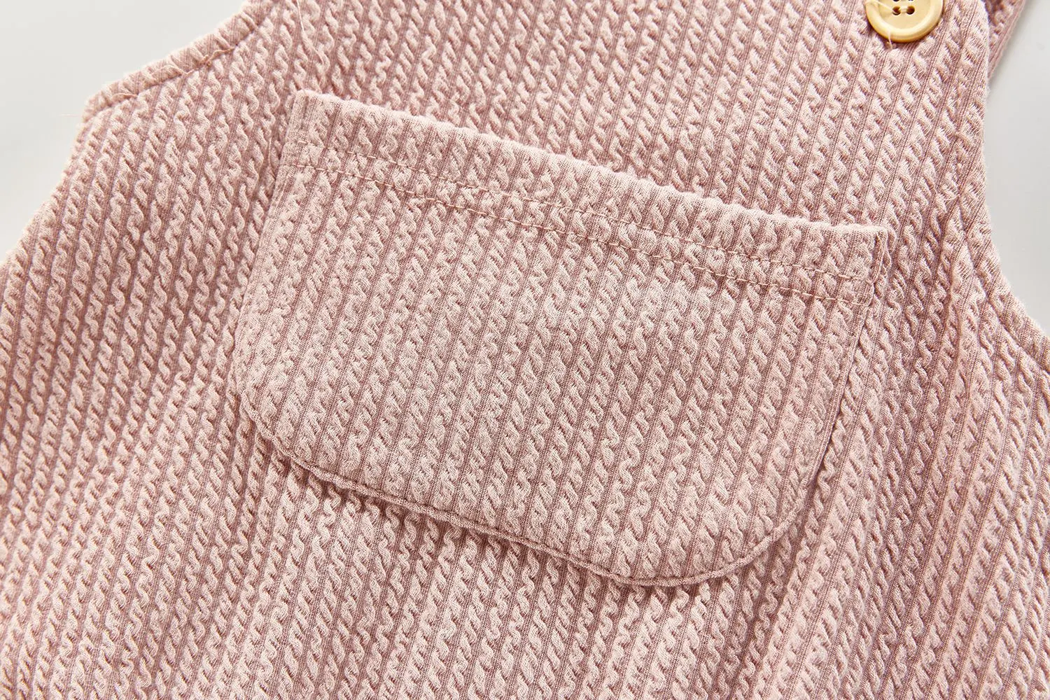 Macacão para bebê com alças e chapéu, ideal para o verão. Conforto e estilo para seu pequeno aproveitar os dias quentes com tranquilidade. — foto 11