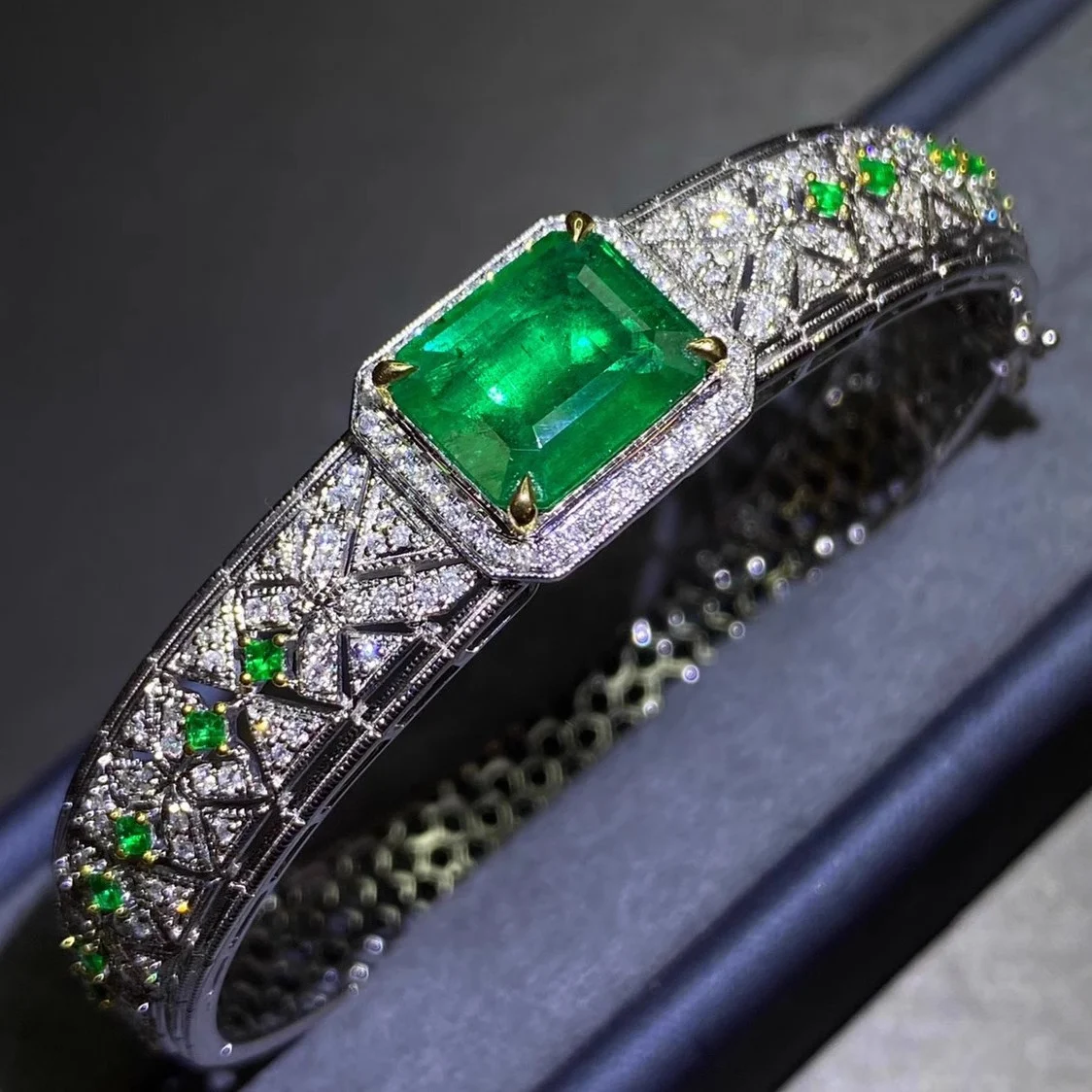 Bracelet Émeraude Diamants Micro-Incrustés Bicolore Sublimez votre poignet avec ce bracelet élégant. Un bijou raffiné pour une brillance subtile et sophistiquée. — photo 7